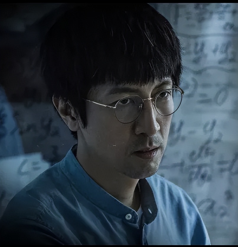 汪淼继续玩游戏,天上出现了三颗飞星,极寒天又要到来了,人们赶紧"脱水