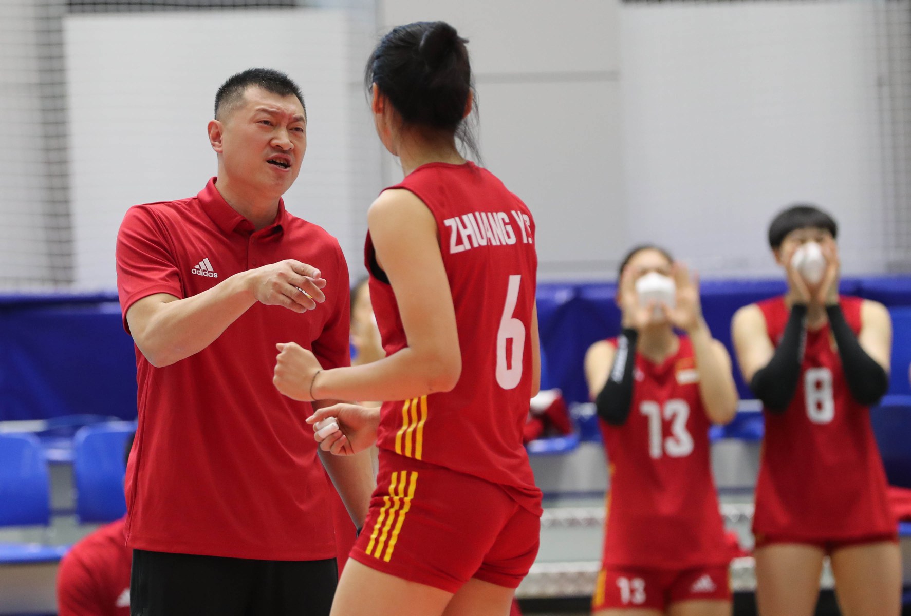 亚洲杯中国女排30完胜韩国(亚洲杯中国女排3比0完胜韩国，获得开门红，第二局25比8打蒙对手)