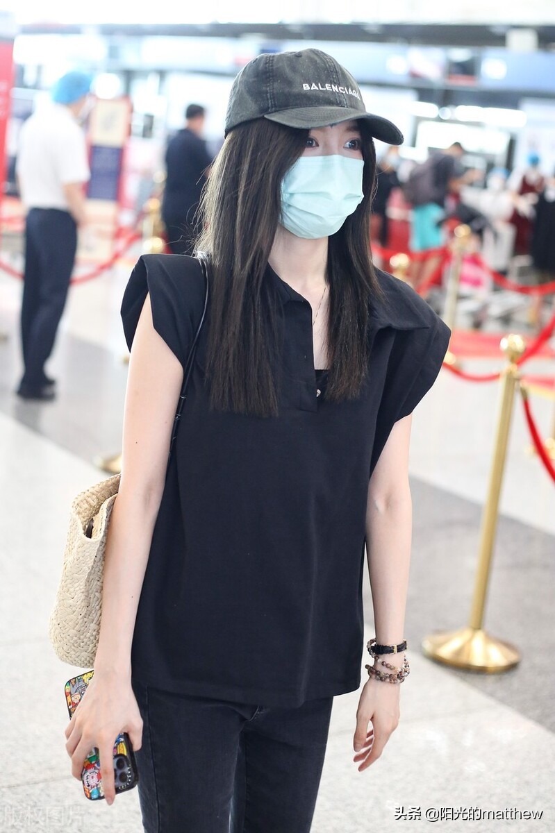 戴燕妮黑色上衣搭铅笔裤现身机场长发齐肩气质脱俗