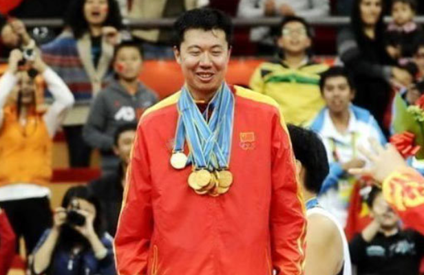 王治郅为什么在NBA(八一名宿王治郅：姚明易建联“中间人”，首位登陆NBA中国球员)