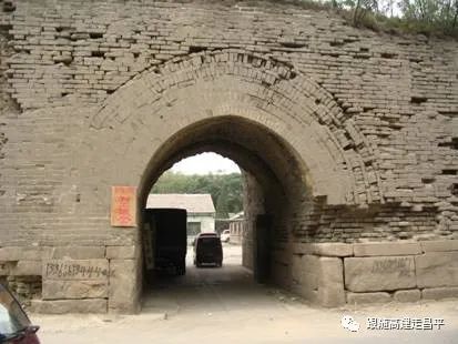 由著名导演执导的三部影片中的昌平沙河镇的影像