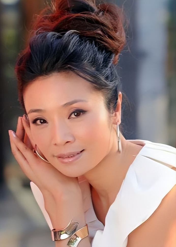 李丹阳：25岁成名，参加14次春晚，有孝心爱唱歌热衷公益的歌唱家