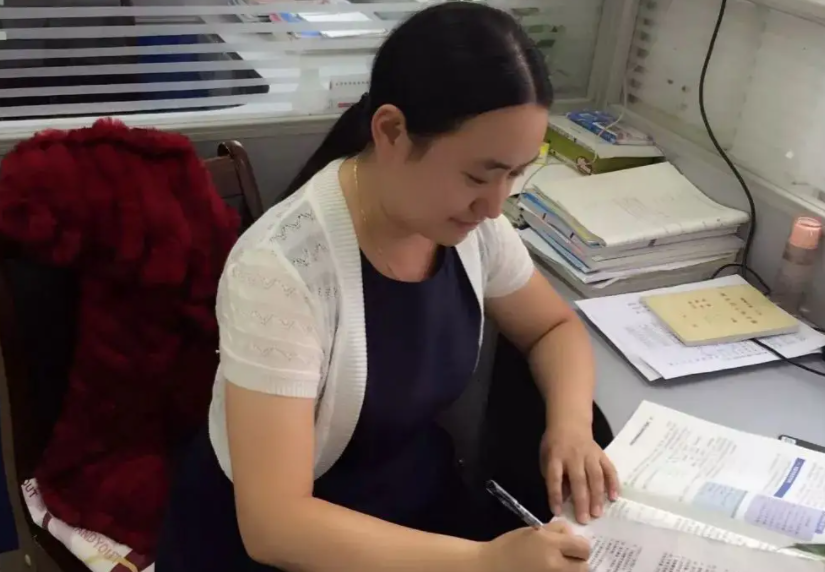 两名艺术生跪别班主任，称其是最好的老师，得知原因叫人心生崇敬