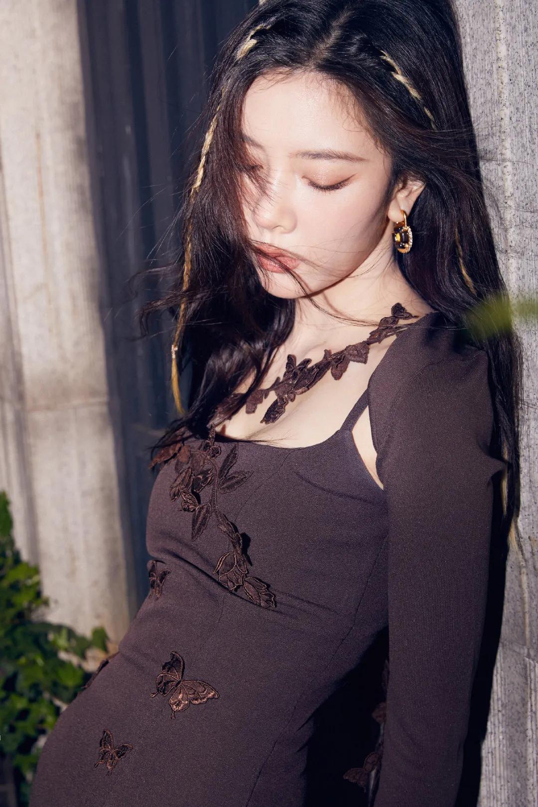 宋妍霏辣妹夜色写真,棕色刺绣吊带紧身裙搭配雪地靴,身材火辣