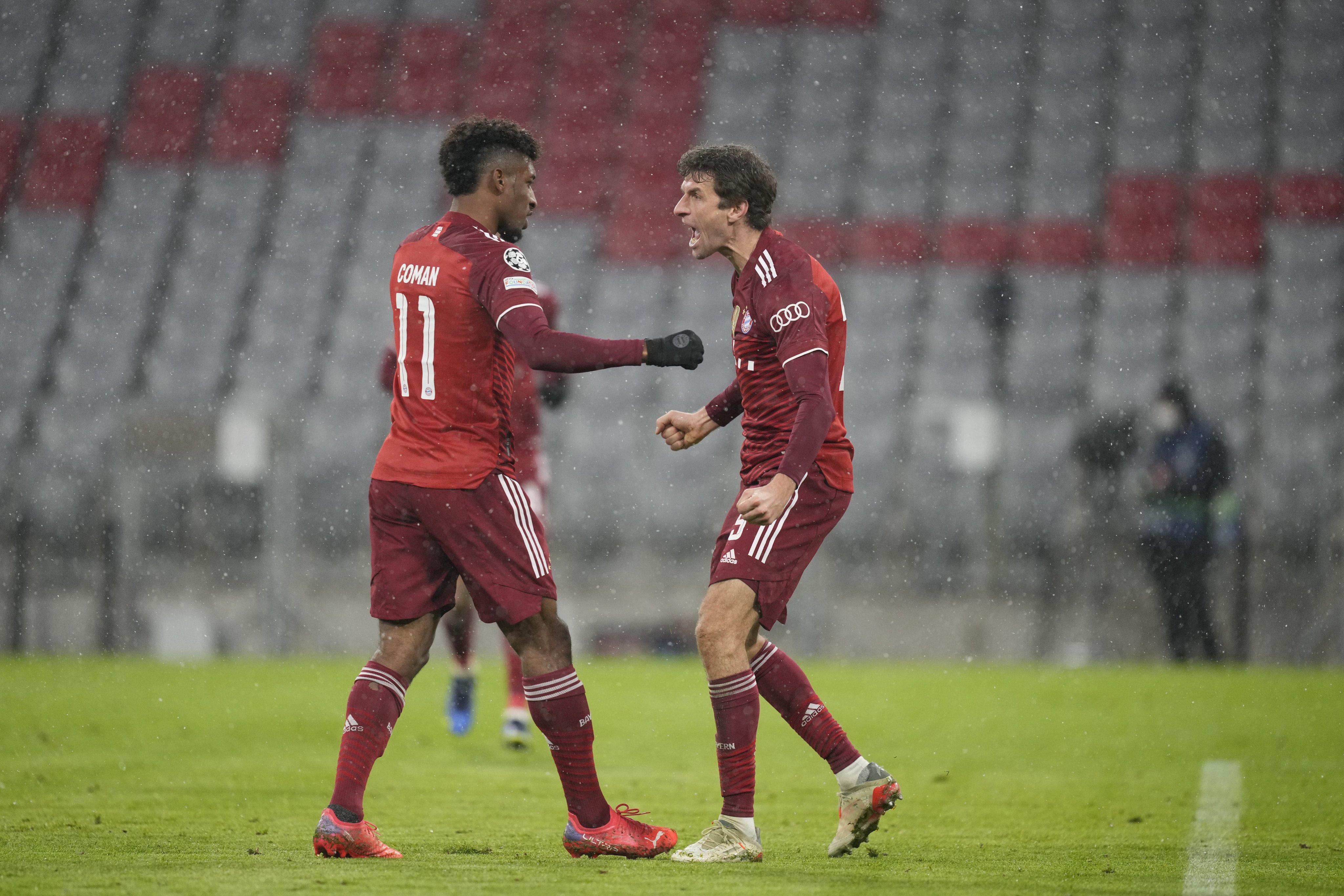 2011巴萨vs拜仁（0-3！巴萨被拜仁吊打+耻辱出局，欧冠21年神迹终结，哈维眼神空洞）