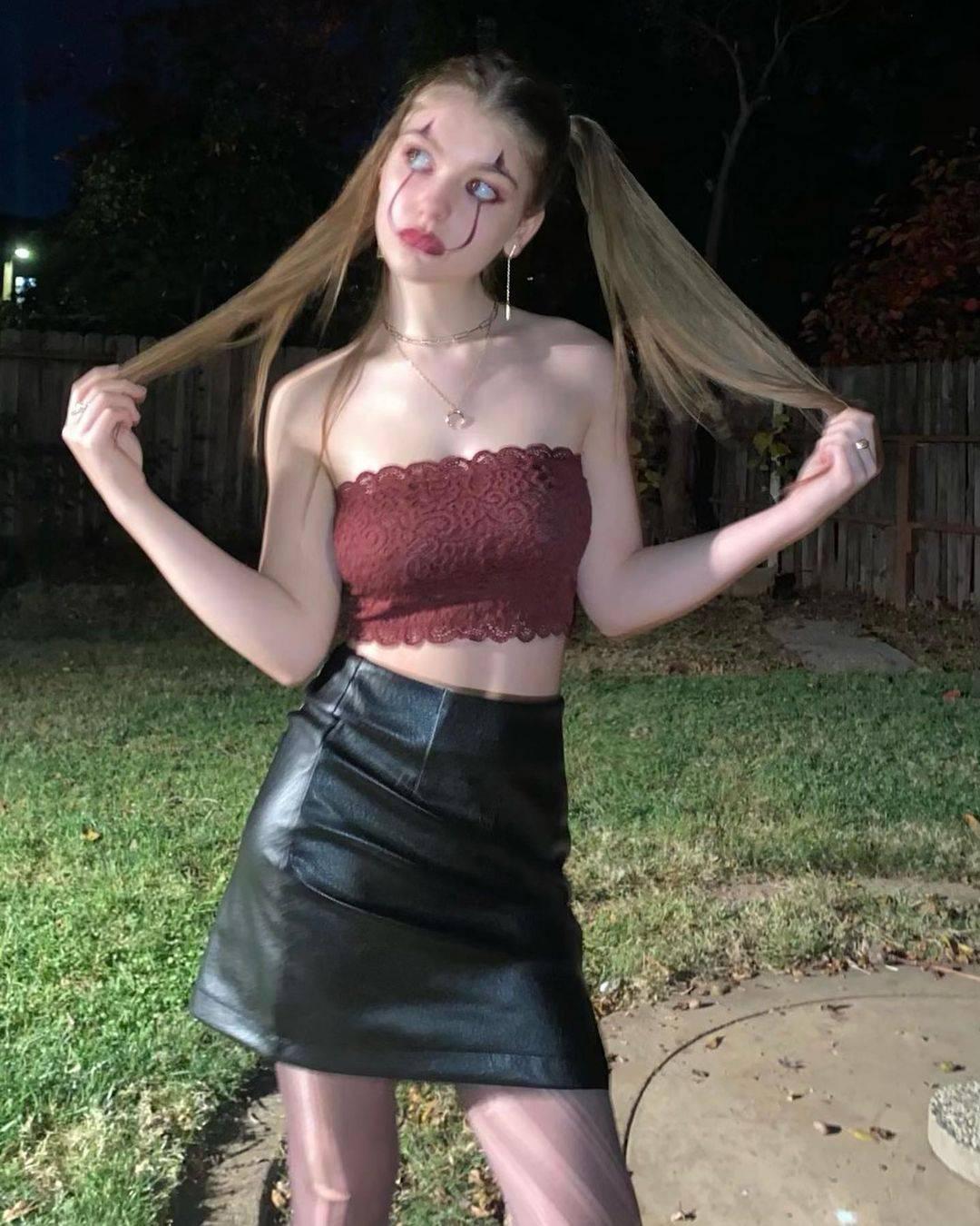 《壮志凌云》17岁女儿精致五官超抢镜，首映会上与阿汤哥亲密合影