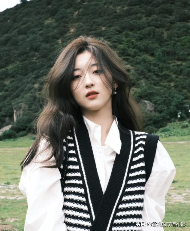 今秋上衣流行“穿短不穿长”，时髦显瘦显腿长，小个子都爱上了