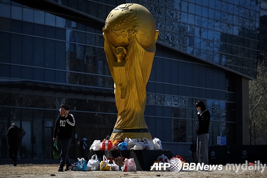 世界杯奖杯手机背景图片(讽刺，中国4米高的世界杯奖杯模型，沦为接收外卖的地方)