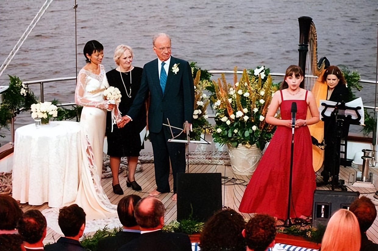 邓文迪91岁前夫默多克要离婚，妻子年轻时随身带婚纱求嫁摇滚巨星