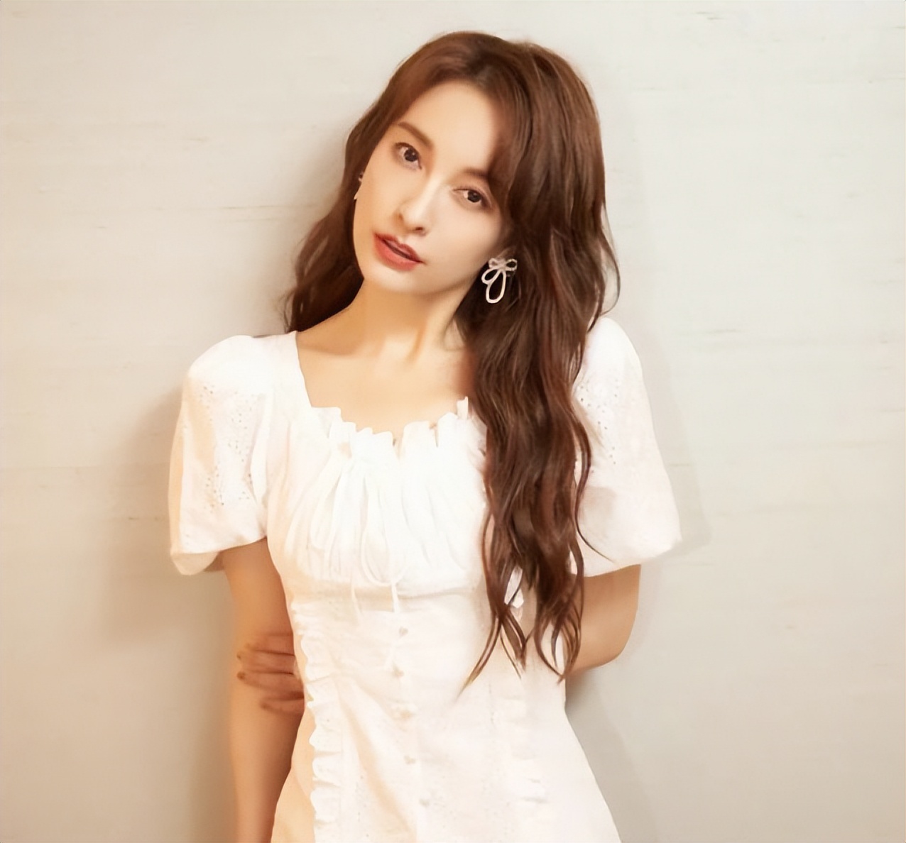 闫妮的“大妈味”、赵丽颖的“土气”，这8位女星，如今判若两人