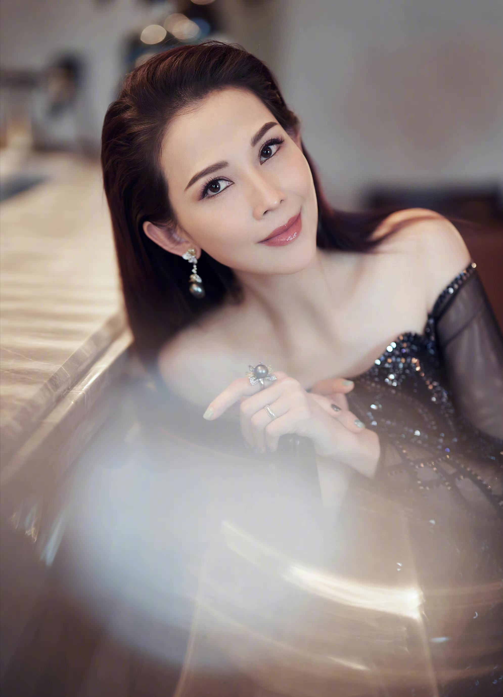 "最惨港姐"蔡少芬:6年获刘銮雄1.6亿资产,为何深得原配喜欢?