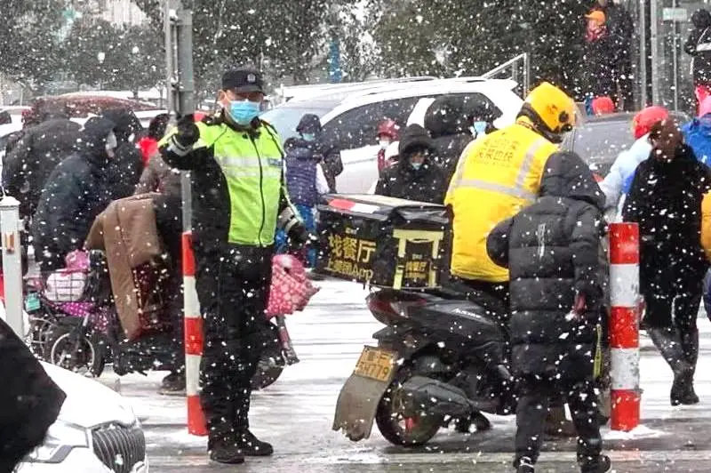 战风斗雪！风雪路上的“警察蓝”很安心