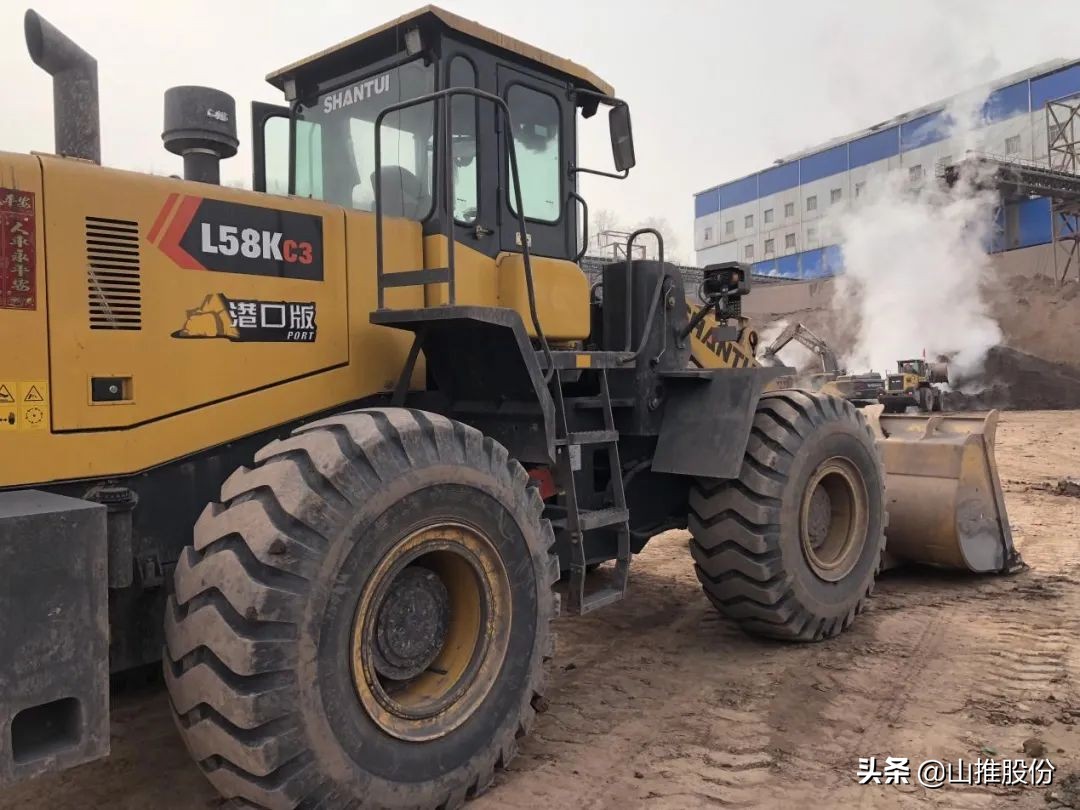 “钻车底·改细节”| 山推装载机活动走进三晋大地