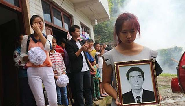 老人出殡时3个儿子（2014年）