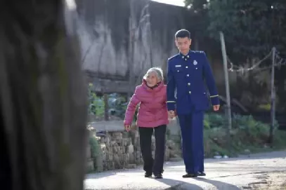 帅小伙和相差61岁的老太太拍婚纱照:这是好人得到的最美回报