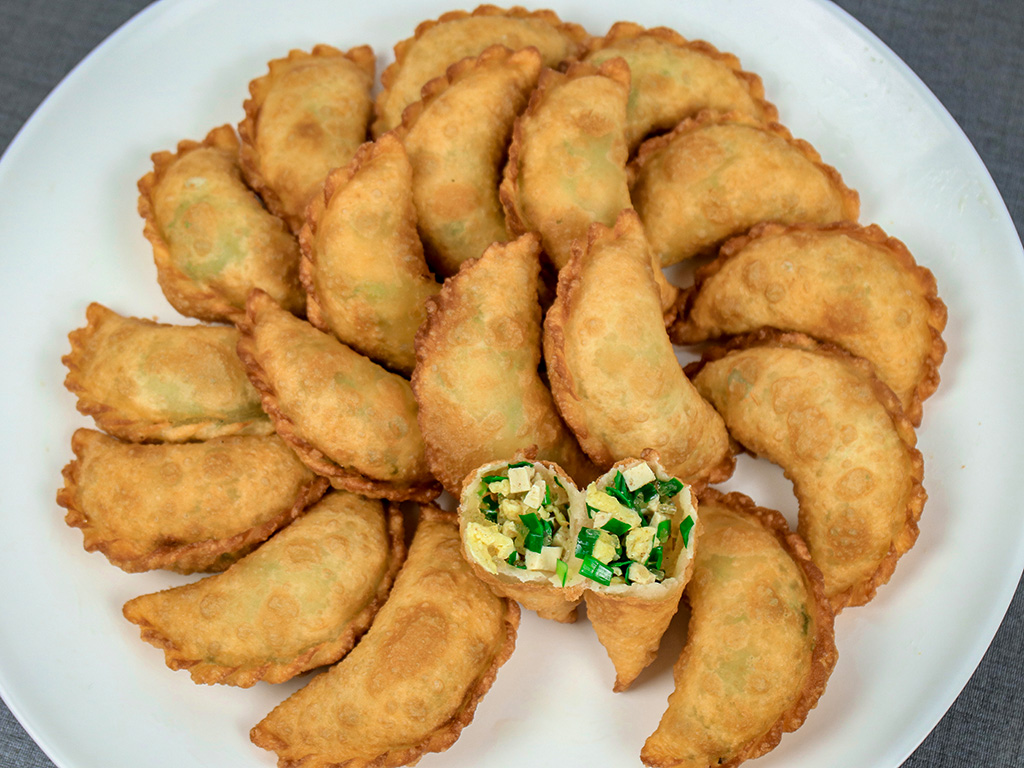 炸菜角也叫炸韭菜盒子,馅料主要以韭菜,鸡蛋,粉丝为