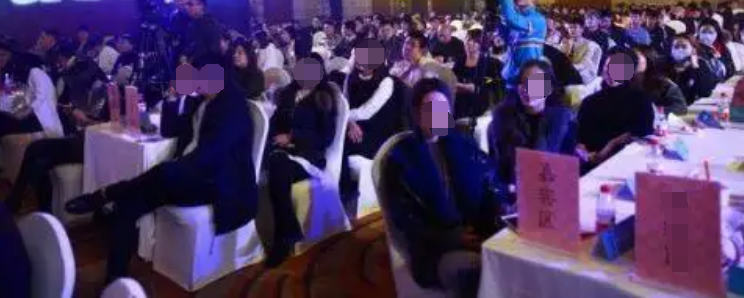 59岁“榜一大哥”：卖房、借网贷打赏女主播，200万花完后被拉黑