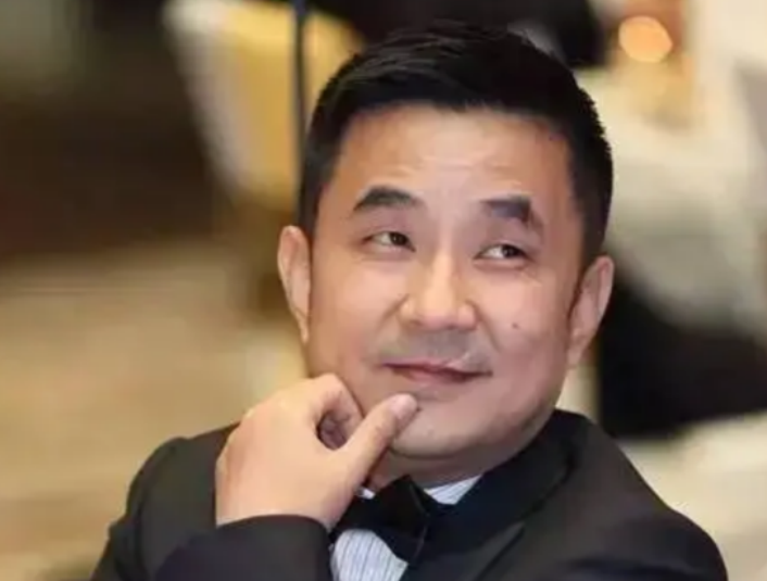 富豪负债800亿逃去国外，带走女明星和61个亿，父亲葬礼也不回来