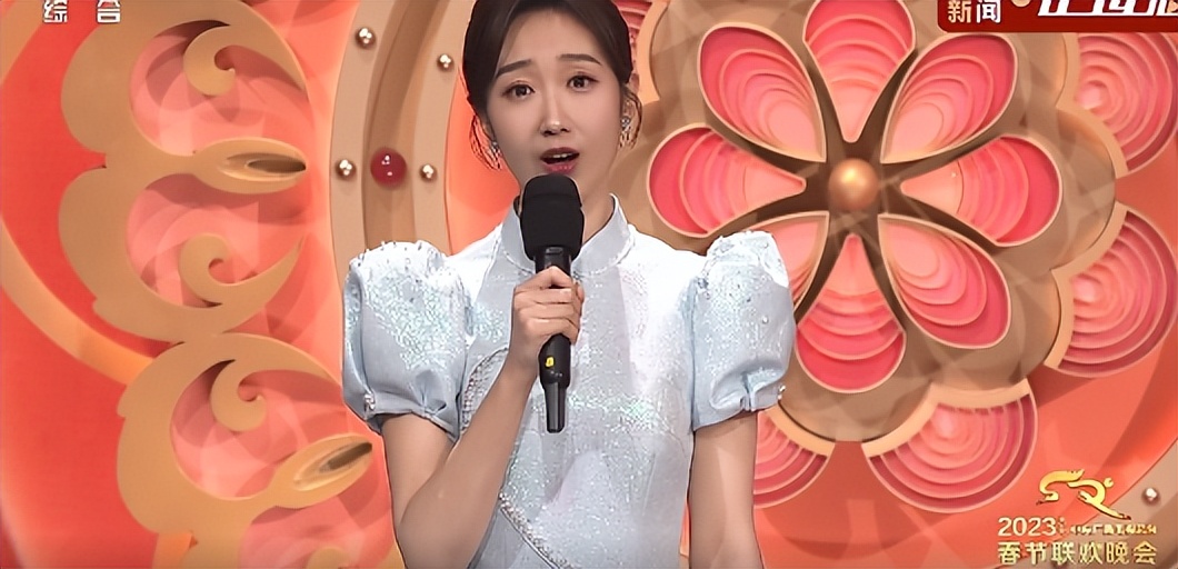 周涛董卿却上了热搜!春晚龙洋马凡舒挑大梁,旗袍造型把人惊艳了