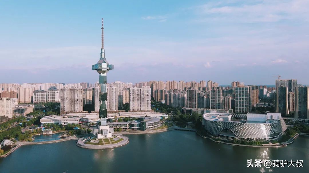 滨海月亮湾也是盐城人一处看落日的绝佳胜地,在海堤公路上吹海风,风车