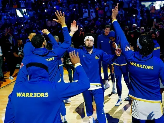 介紹隊員的那個（NBA球隊先介紹哪名球員？最后介紹誰？為什么呢？）