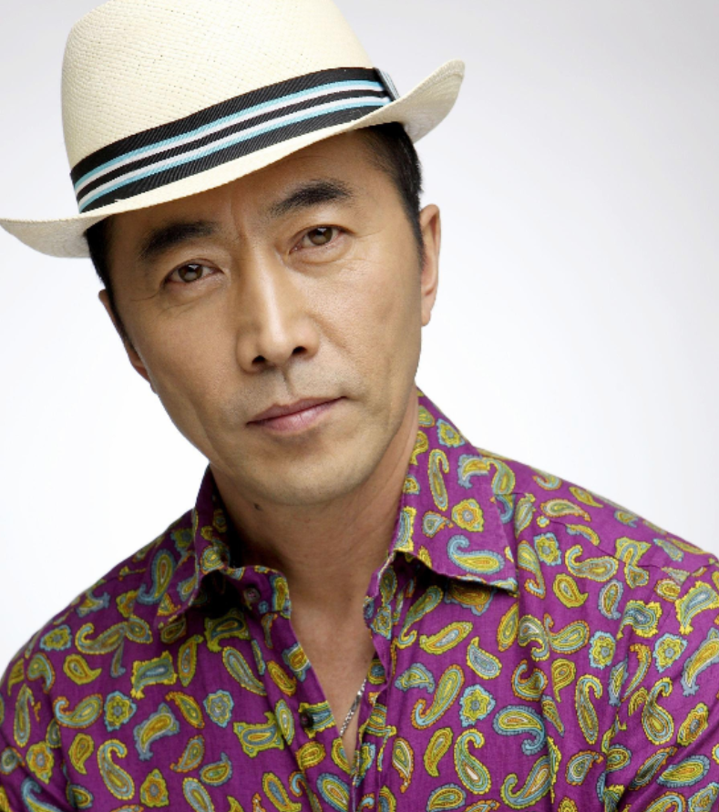 演员郑晓宁:与**海离婚后,49岁再婚娶小**,50岁当爸不敢老