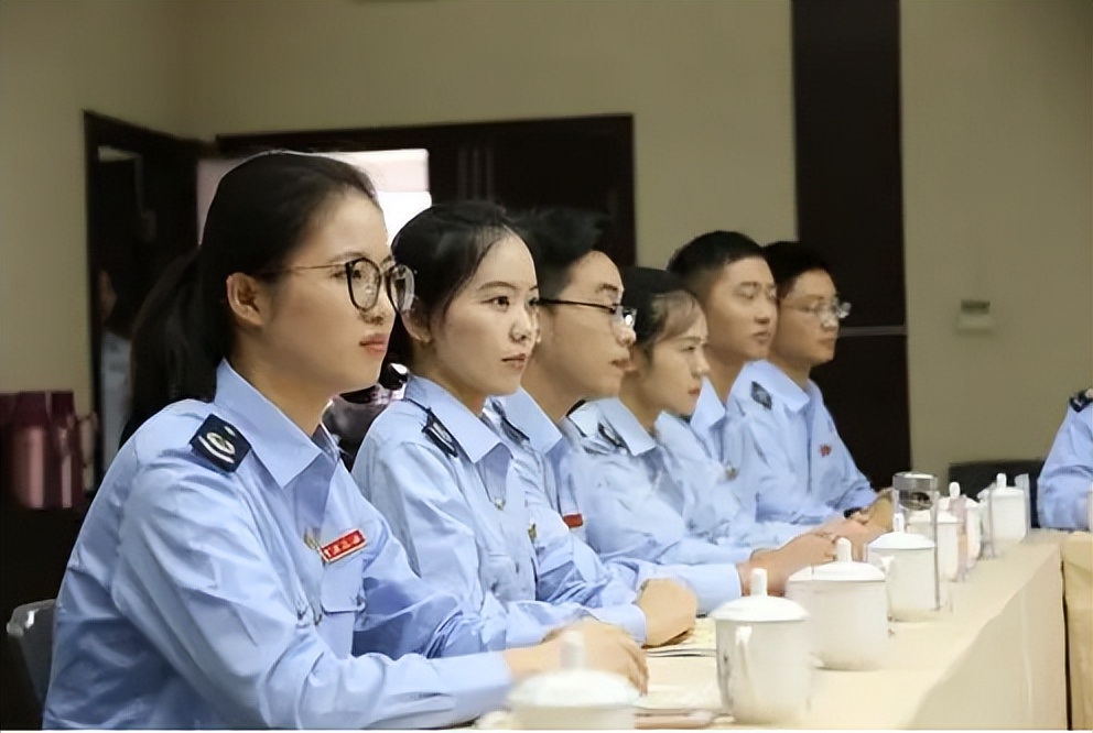 公务员晒工资条，到手月薪和想象不一样，网友：铁饭碗不香了