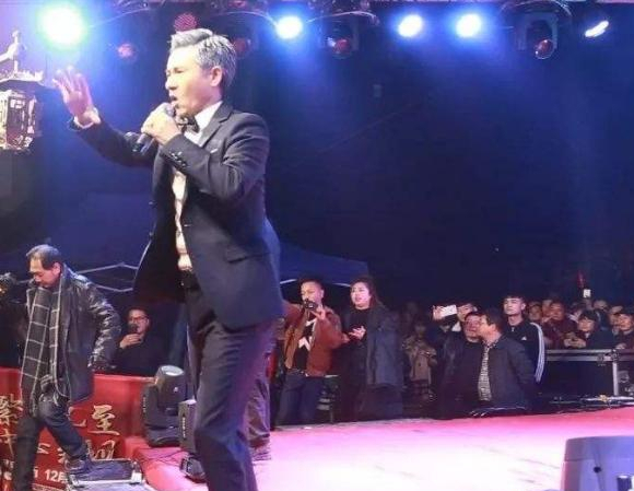 “山寨版刘德华”教海哗：因太像被央视签约，成名后排场大过真人