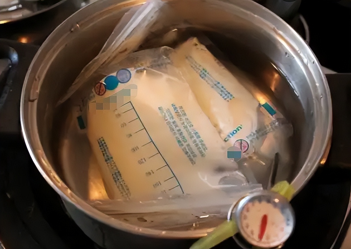 同事刚生完宝宝回来工作时,她每天会抽出一些时间"背奶",然后家里人到