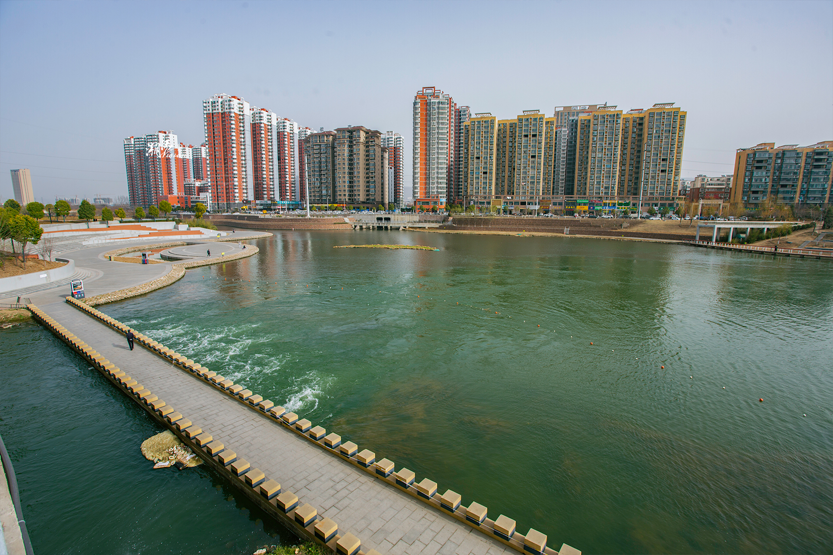 顺着河边坑洼的土路，是一片水边的住宅，平顶山湛河中央花园