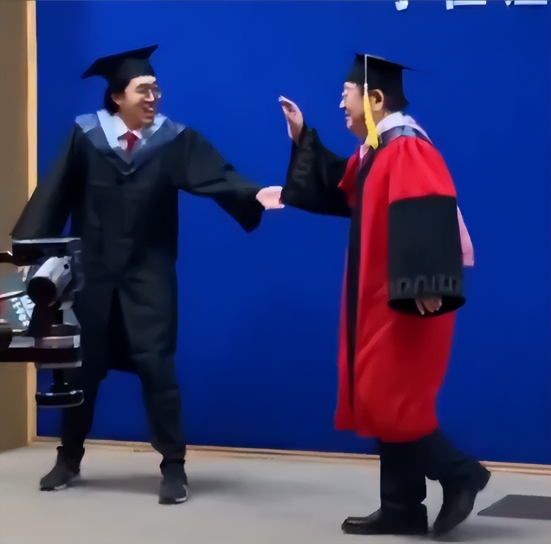 青岛农大拍“毕业合影”，校长微笑配合三小时，既可爱又心疼