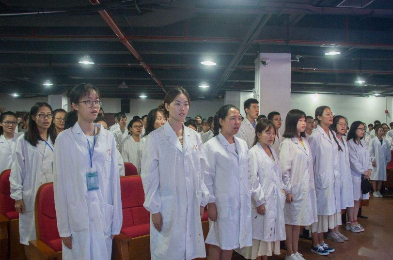 医学类高校前30名排行出炉，榜首成大黑马，“湘雅”逐渐跌落神坛