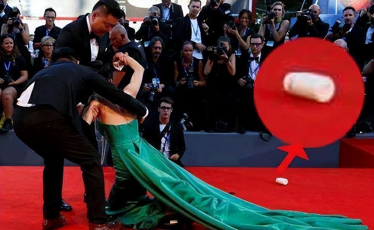 肩带崩断,裙下走光,7位女星走红毯的社死瞬间,画面太尴尬了