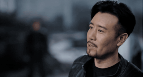 “大器晚成”于和伟：母亲反对他演戏，姐姐卖钢琴送他去戏剧学院