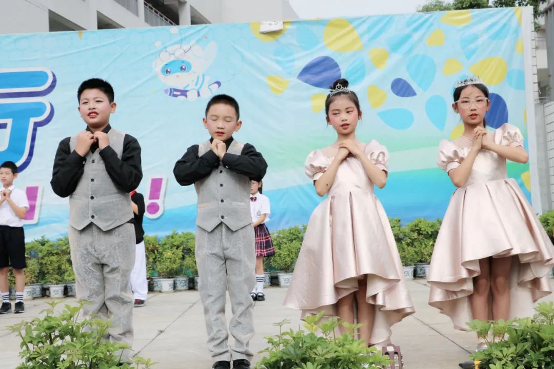 成都市双流区实验小学外国语学校兰花中队进行升旗仪式班级展示