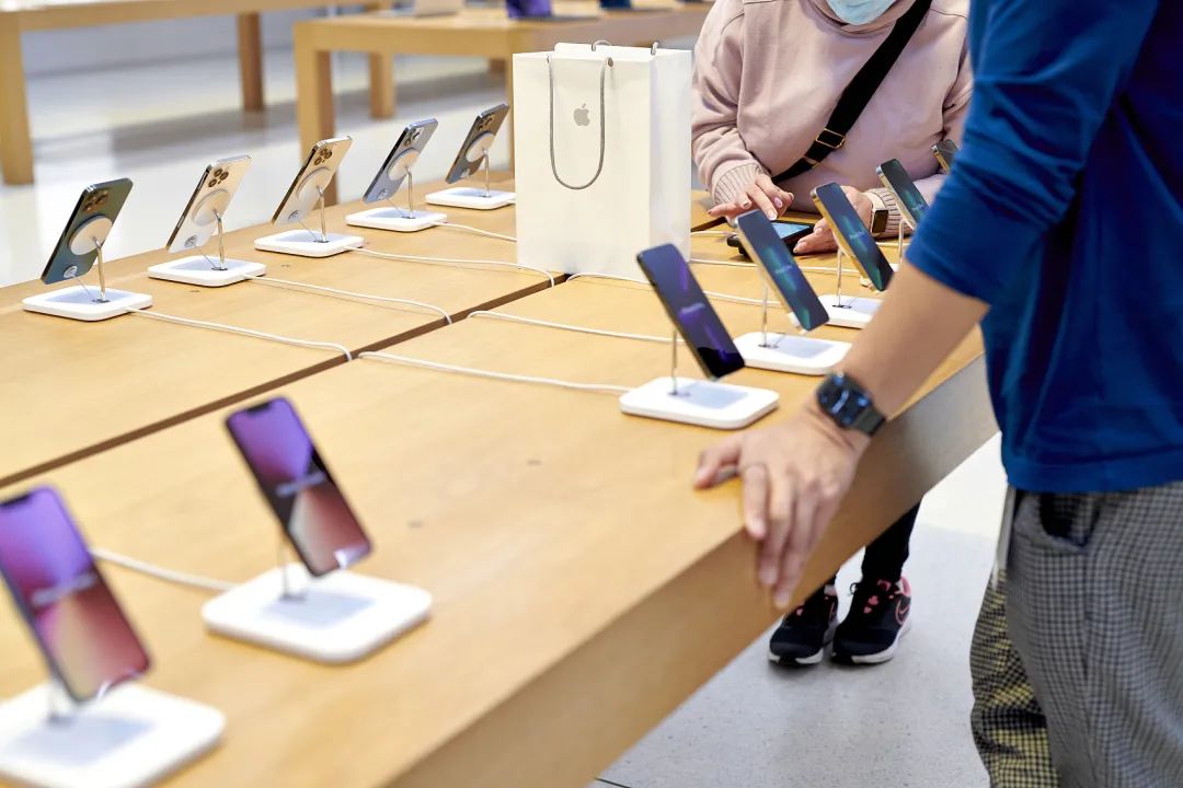 手机出货量暴跌三成，00后4年没换手机，从业者庆幸转行早