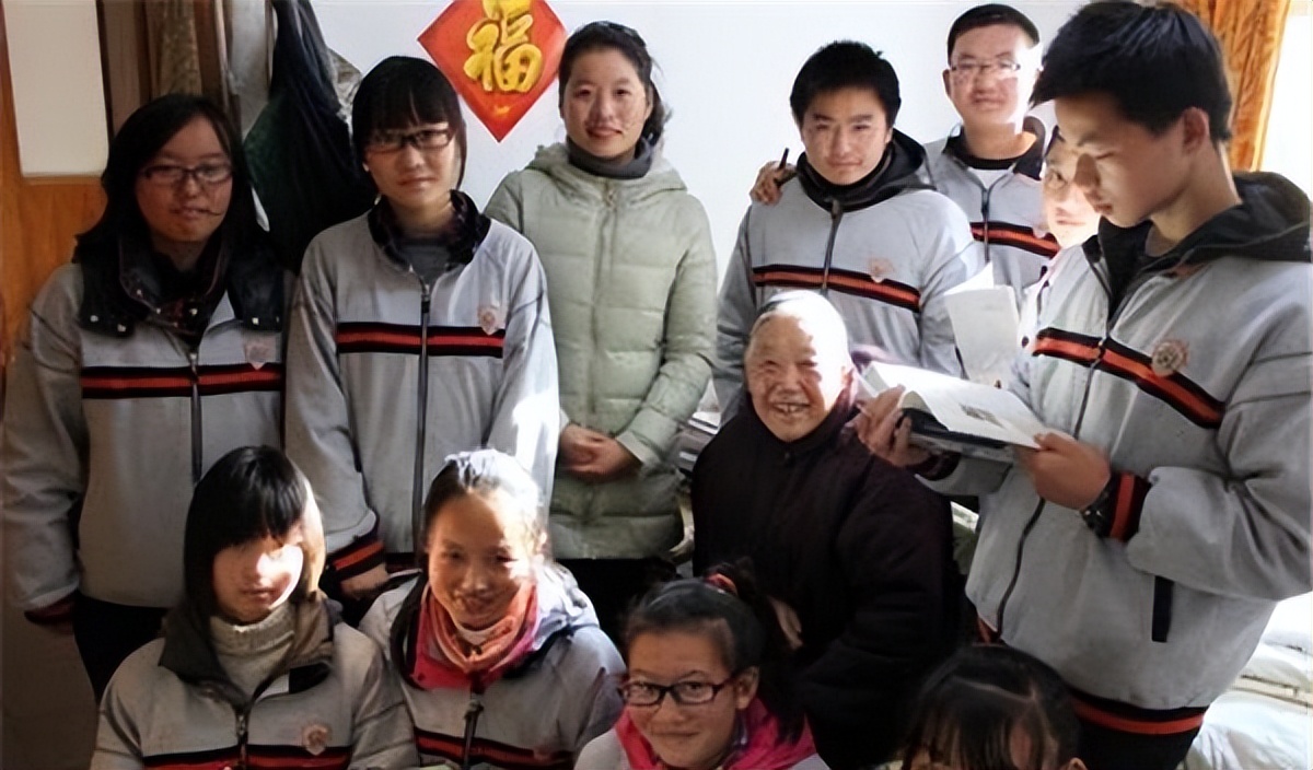 老贫农贪便宜娶二婚女大学生，家务全不会，8年后才知身份不简单