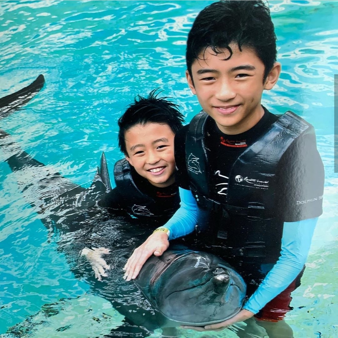 张柏芝陪次子打排球，自夸比他厉害，小Q身姿矫健越来越像哥哥