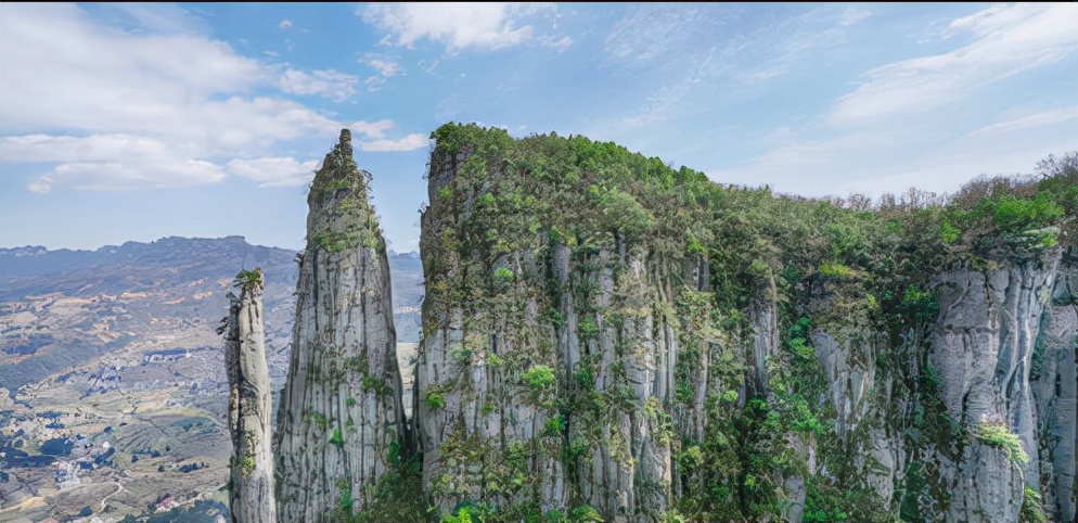 湖北三省交界处有一风景区，是湖北旅游名片之一，已成5A级景区