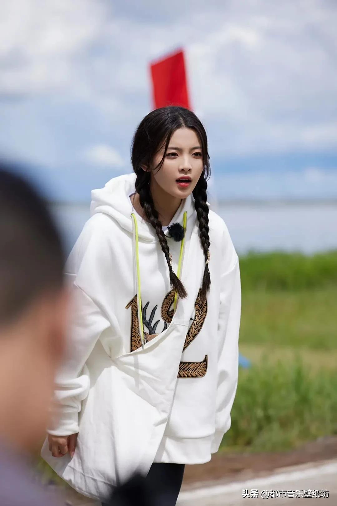 杨超越高清时尚穿搭美图壁纸