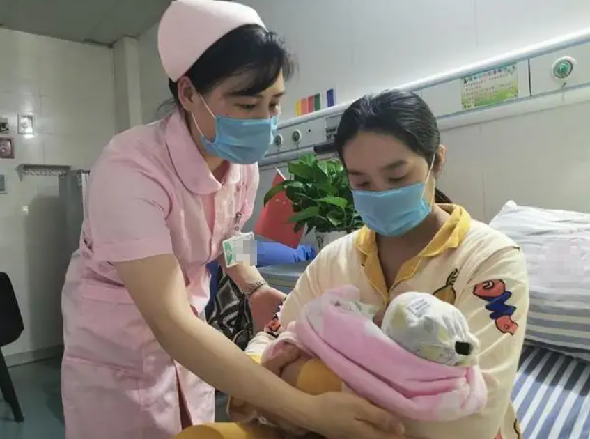 夢到女孩抱著嬰兒睡覺(寶寶一吃母乳就