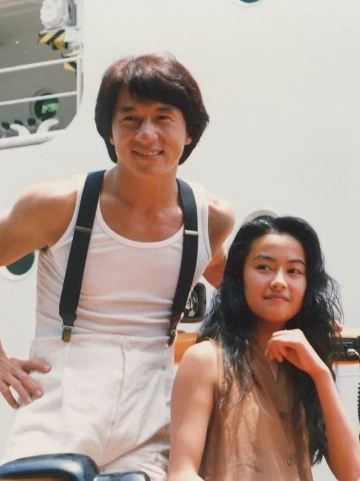 日本国民美少女始祖，曾和成龙一起主演电影！无数粉丝求她复出…