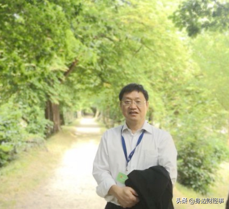 肖永明覆灭史：坐私人飞机回乡，给村民发红包，自己却欠221亿？