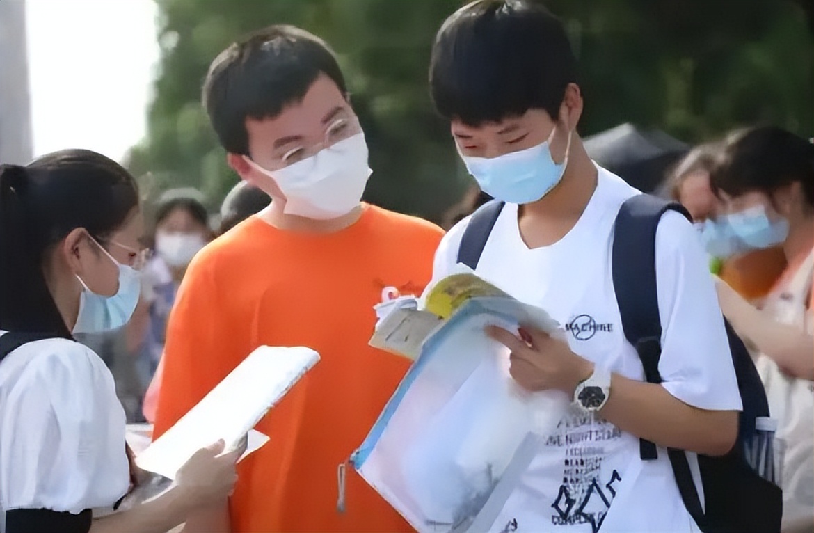 大学生免费帮亲戚填报志愿，568分考上211高校，等来的却不是感谢