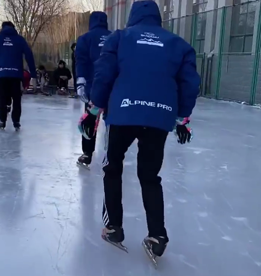 男生初学滑冰站不稳，武大靖暖心鼓励引嘲讽，评论区叫人笑不活了