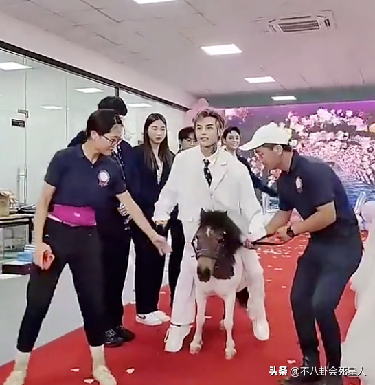网红为了火干过的离谱事：痞幼把小姑当亲妈，殷世航租个人当亲爹