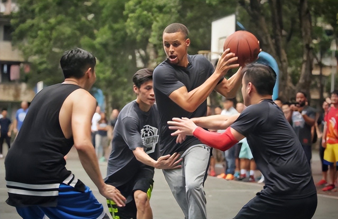 为什么nba球员跟腱那么明显(普通人为何打不了NBA？看了艾弗森手掌 字母哥跟腱 你就懂)