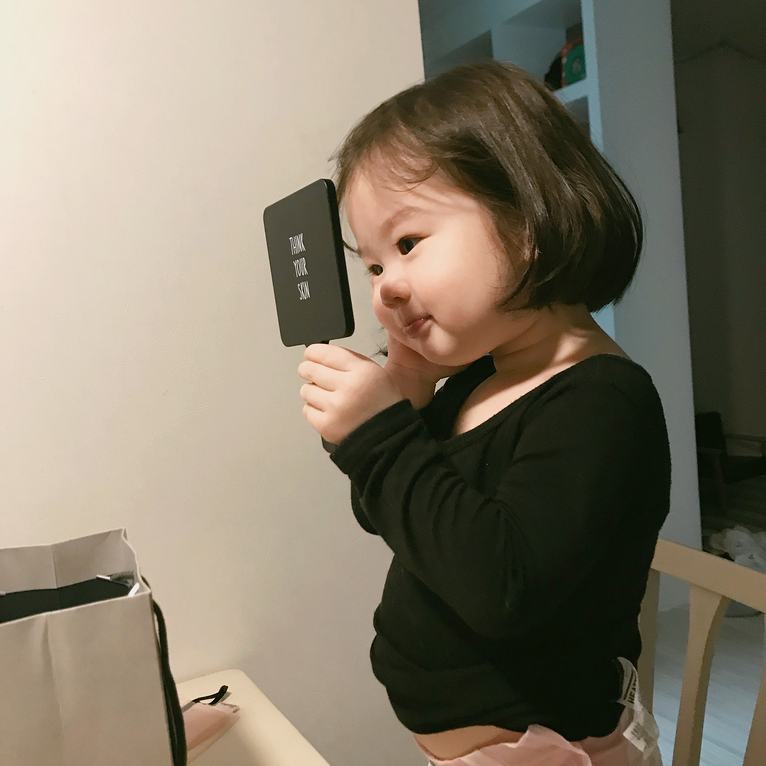 火遍全网的表情包小女孩!凭可爱萌翻所有人:骗我生女儿