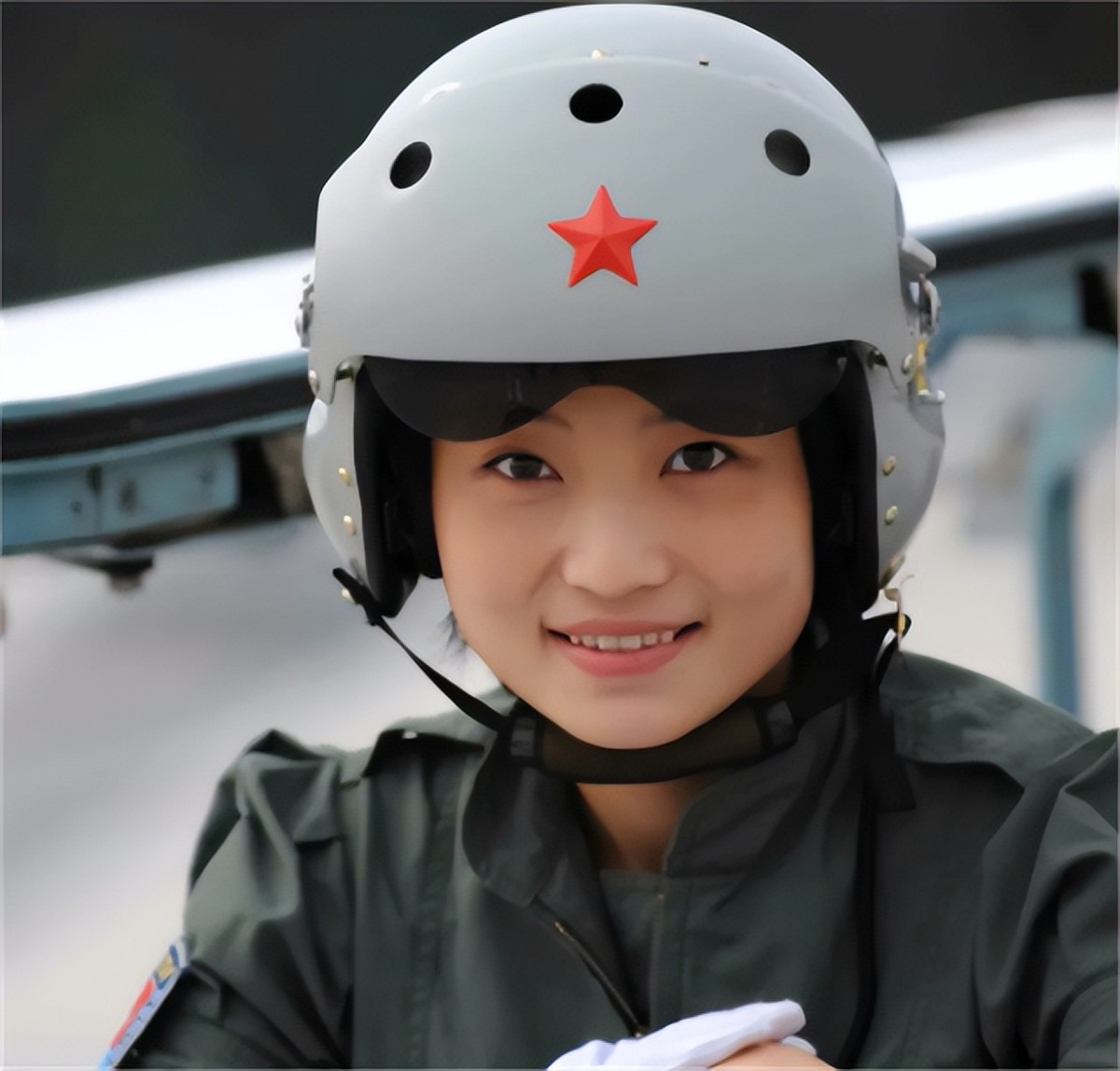 2016年首批歼击机女飞行员余旭，跳伞时因撞到僚机副翼，不幸牺牲