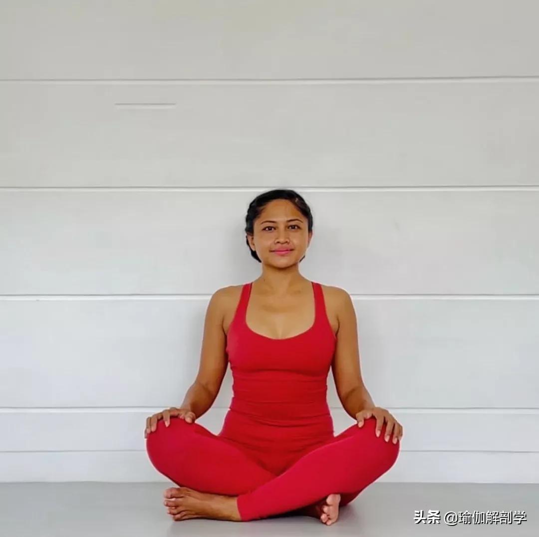 简单瑜伽动作(8个简单的瑜伽体式，加强盆腔血液循环，提升女性能量)